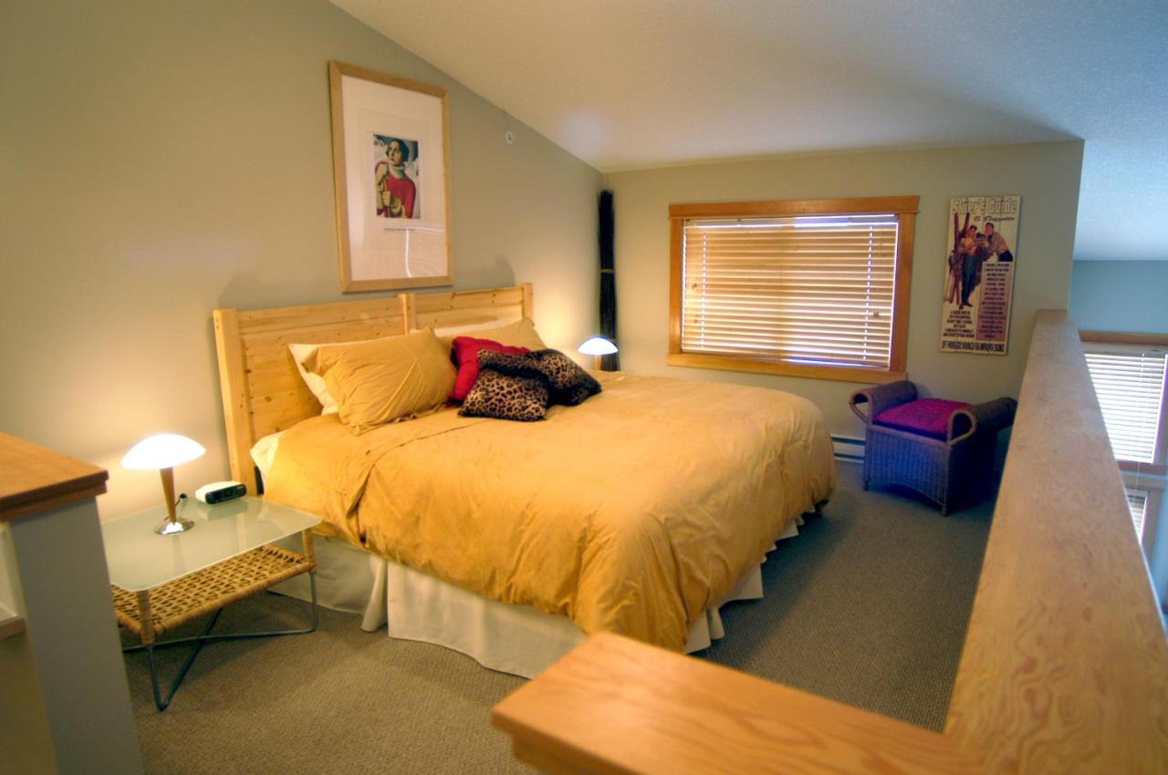 Apartment 407, Contemporary Decor Canmore Luaran gambar