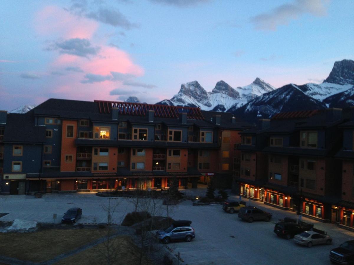 Apartment 407, Contemporary Decor Canmore Luaran gambar