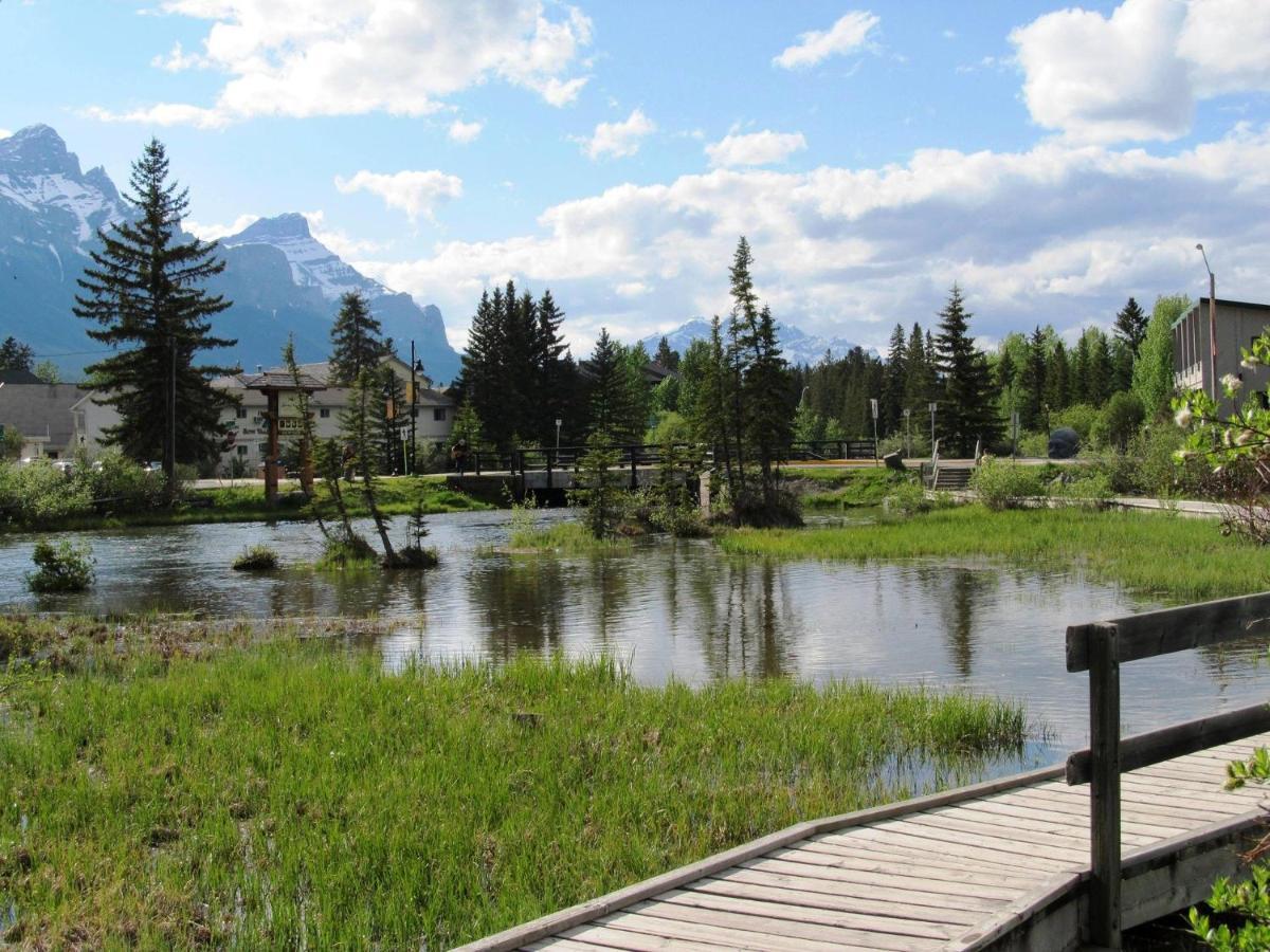 Apartment 407, Contemporary Decor Canmore Luaran gambar