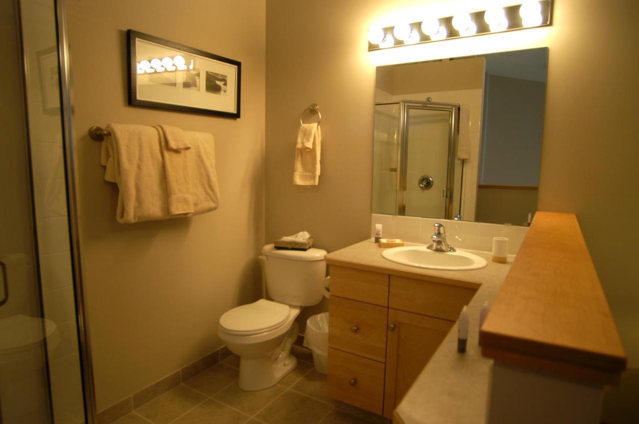 Apartment 407, Contemporary Decor Canmore Luaran gambar