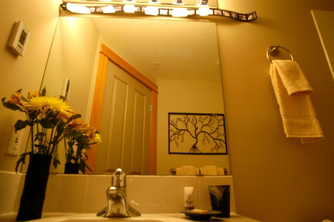 Apartment 407, Contemporary Decor Canmore Luaran gambar