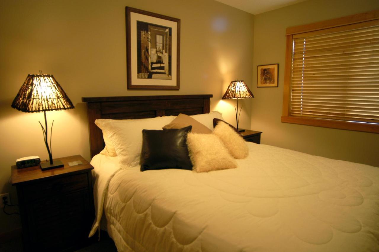 Apartment 407, Contemporary Decor Canmore Luaran gambar